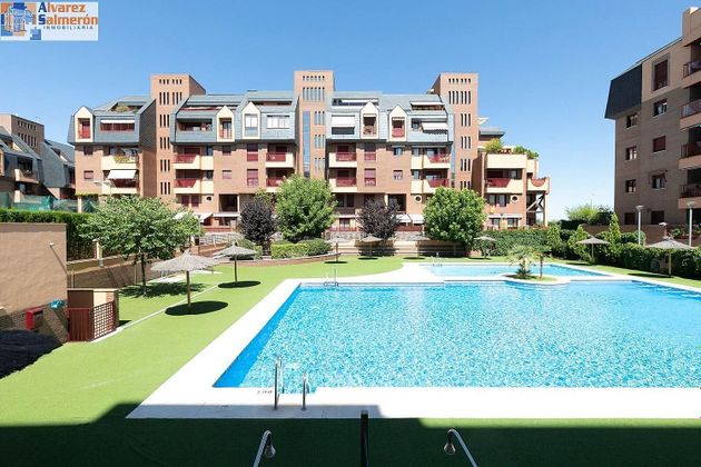 Foto 1 de Piso en venta en Bola de Oro - Serrallo de 2 habitaciones con terraza y piscina