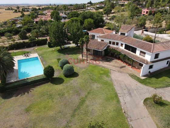 Foto 2 de Casa rural en venda a Sierra de Fuentes de 7 habitacions amb piscina i jardí