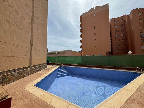 Foto 1 de Venta de piso en calle Dársena de 2 habitaciones con terraza y piscina