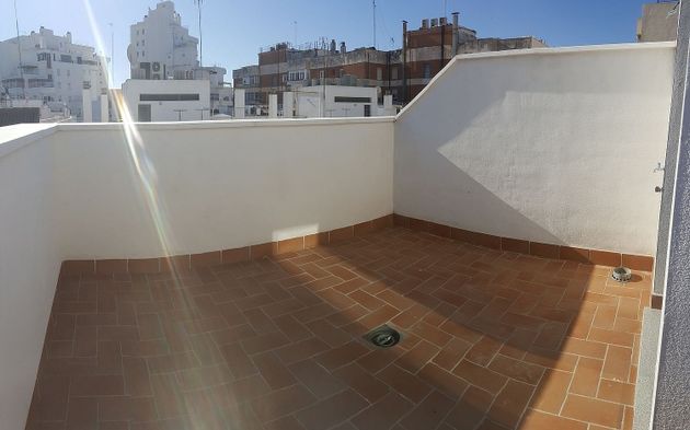 Foto 1 de Àtic en venda a Los Remedios amb terrassa i aire acondicionat