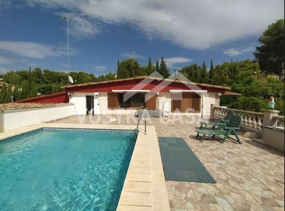 Foto 1 de Casa en venda a Centro - Chiva de 3 habitacions amb terrassa i piscina