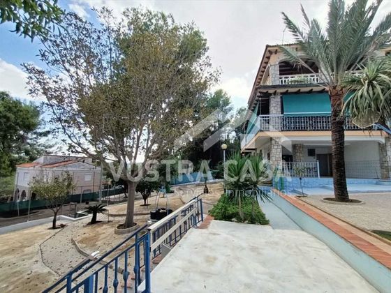 Foto 1 de Xalet en venda a Centro - Chiva de 7 habitacions amb terrassa i piscina