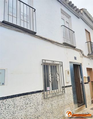 Foto 2 de Casa adossada en venda a calle Estepa de 4 habitacions amb jardí i balcó
