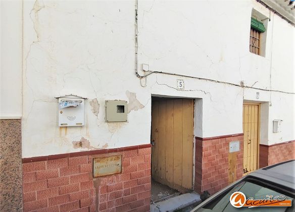 Foto 1 de Venta de casa adosada en calle Jaén de 2 habitaciones con jardín