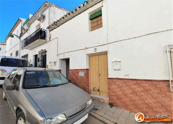 Foto 2 de Venta de casa adosada en calle Jaén de 2 habitaciones con jardín