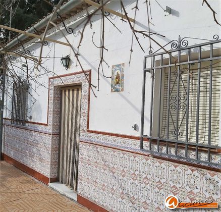Foto 2 de Casa adossada en venda a calle La Parrilla de 4 habitacions amb terrassa i jardí