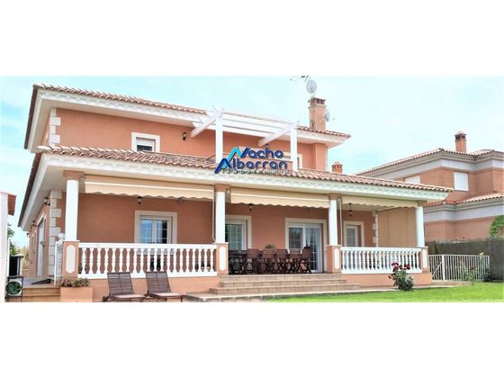 Foto 1 de Chalet en venta en Golf Guadiana de 6 habitaciones con terraza y piscina