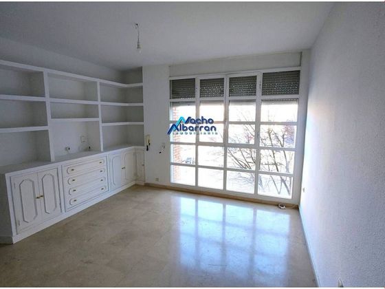 Foto 1 de Piso en alquiler en Huerta Rosales - Valdepasillas de 2 habitaciones con aire acondicionado y calefacción