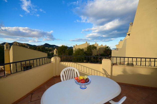 Foto 2 de Casa adossada en venda a calle El Rancho de 4 habitacions amb terrassa i piscina