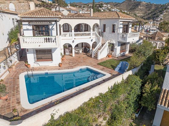 Foto 1 de Venta de chalet en Almuñecar de 5 habitaciones con terraza y piscina