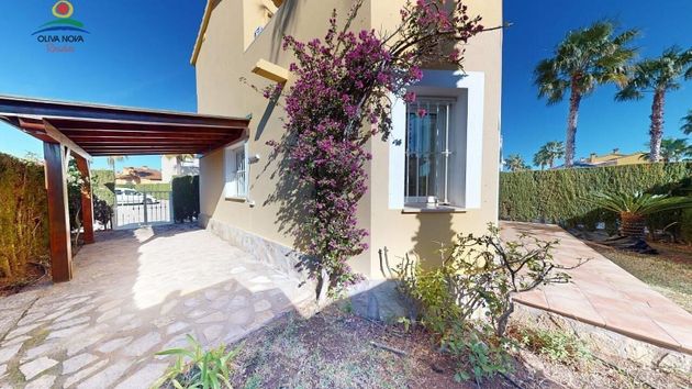 Foto 1 de Casa adossada en venda a Oliva Nova de 3 habitacions amb terrassa i piscina