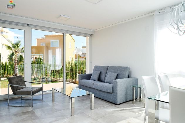 Foto 1 de Casa adossada en venda a Oliva Nova de 2 habitacions amb terrassa i piscina