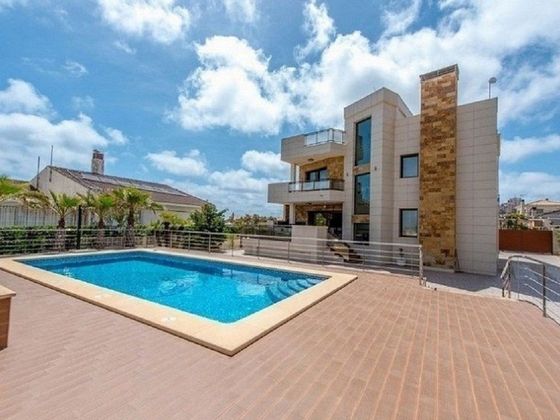 Foto 1 de Casa en lloguer a calle De Las Adelfas de 5 habitacions amb terrassa i piscina