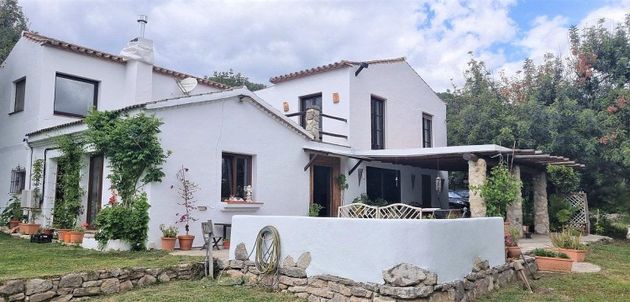 Foto 2 de Casa rural en venta en calle Rio Genal de 4 habitaciones con terraza y piscina