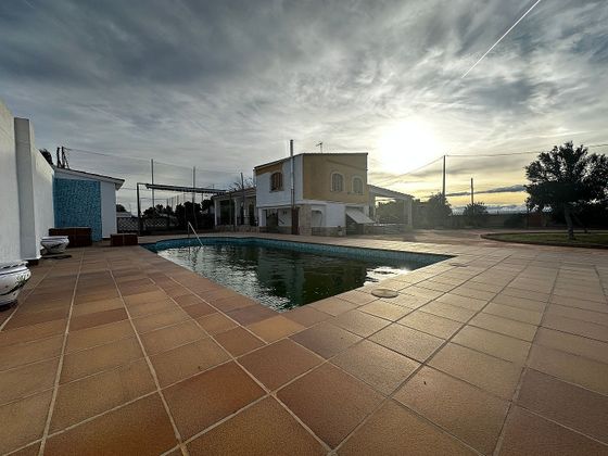 Foto 1 de Venta de chalet en Los Pinares-La Masía de 4 habitaciones con terraza y piscina