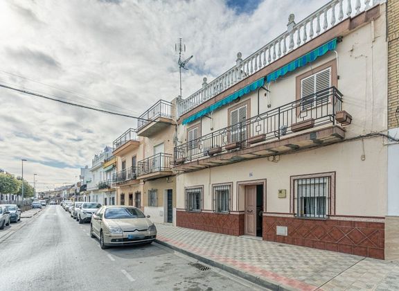 Foto 2 de Venta de casa en Montequinto de 6 habitaciones con terraza y calefacción