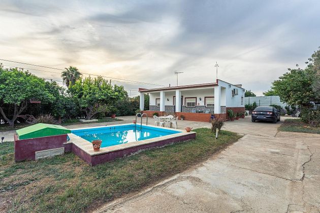 Foto 1 de Xalet en venda a Coria del Río de 4 habitacions amb piscina i jardí
