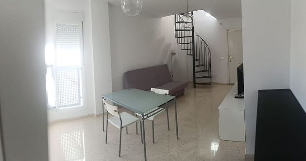 Foto 1 de Alquiler de dúplex en Sanlúcar la Mayor de 1 habitación con terraza y garaje