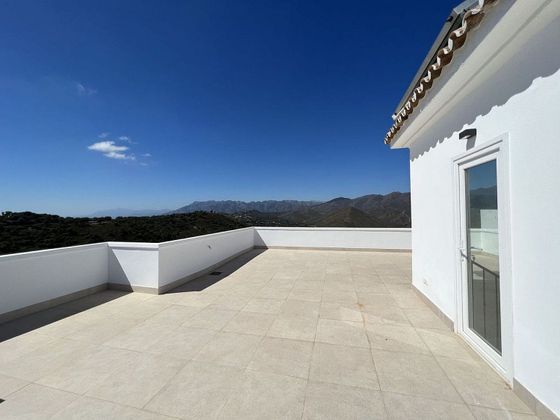 Foto 2 de Casa en venda a calle La Mairena de 4 habitacions amb terrassa i piscina