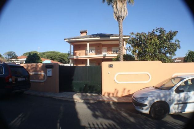 Foto 1 de Chalet en venta en Isla Cristina ciudad de 5 habitaciones con terraza y garaje