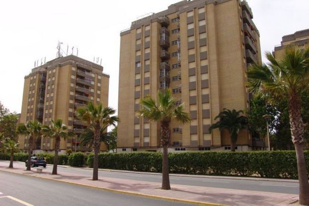 Foto 2 de Pis en venda a avenida Isla Cristina de 3 habitacions amb terrassa i garatge