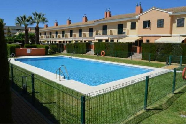 Foto 1 de Casa adossada en venda a avenida De Islantilla de 3 habitacions amb terrassa i piscina