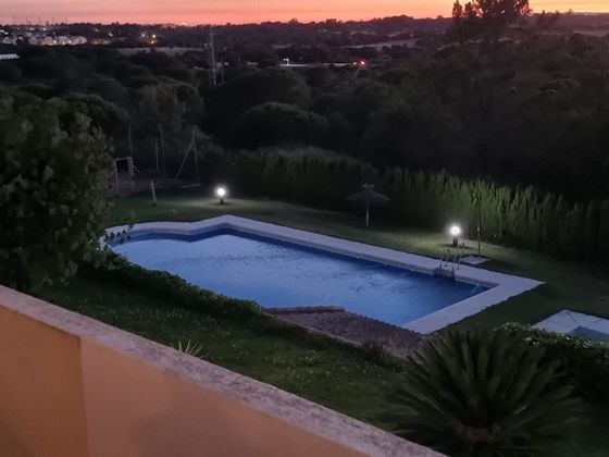 Foto 1 de Casa adossada en venda a calle Hinojos de 3 habitacions amb terrassa i piscina