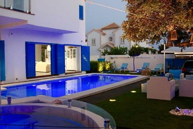 Foto 1 de Casa adossada en venda a calle Choco de 4 habitacions amb terrassa i piscina