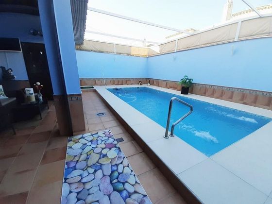 Foto 1 de Venta de casa en Utrera de 4 habitaciones con terraza y piscina