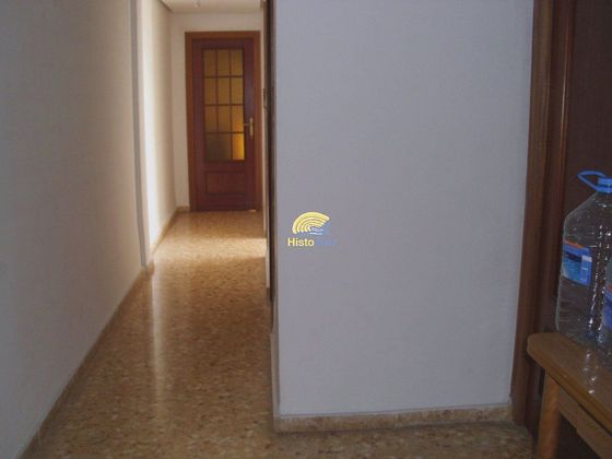 Foto 2 de Piso en venta en Centro - El Castillo de 3 habitaciones con balcón y ascensor