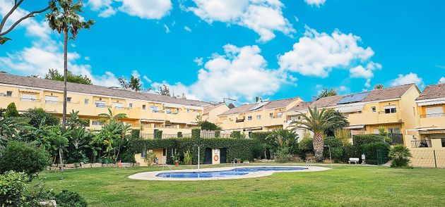 Foto 2 de Casa en venda a calle Sierra Morena de 5 habitacions amb terrassa i piscina