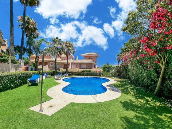 Foto 1 de Casa adossada en venda a urbanización Lugar la Vizcarronda de 3 habitacions amb terrassa i piscina