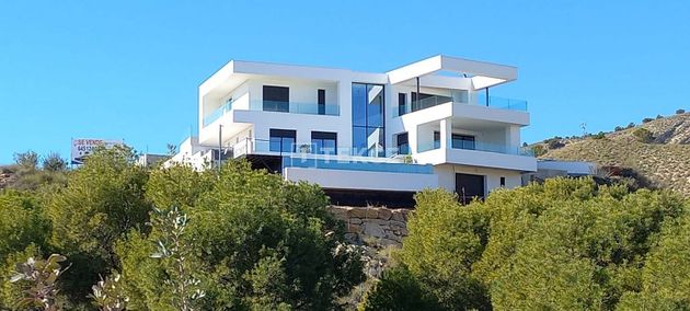 Foto 1 de Chalet en venta en Cala de Finestrat de 5 habitaciones con terraza y piscina
