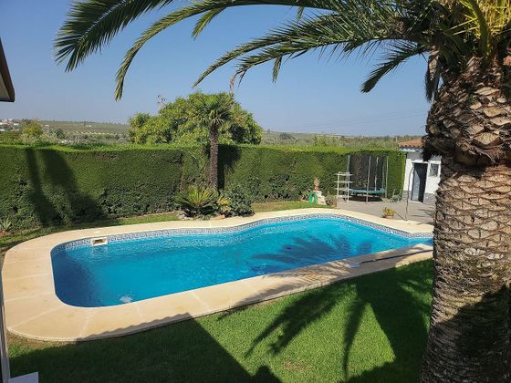 Foto 2 de Chalet en venta en Espartinas de 4 habitaciones con piscina y jardín