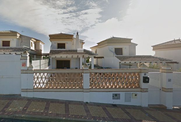 Foto 1 de Venta de casa en calle Bolivia de 4 habitaciones con terraza y jardín