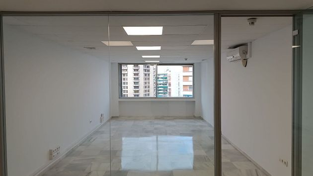 Foto 1 de Alquiler de oficina en La Buhaira de 59 m²