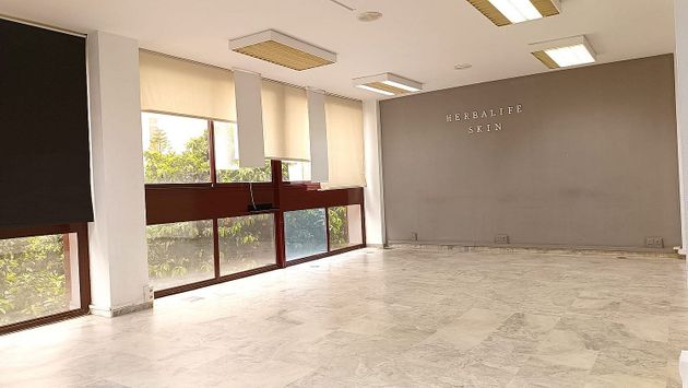 Foto 2 de Alquiler de oficina en La Buhaira con aire acondicionado