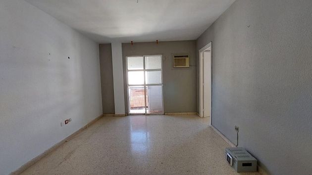 Foto 2 de Venta de piso en Palacios y Villafranca (Los) de 2 habitaciones con balcón