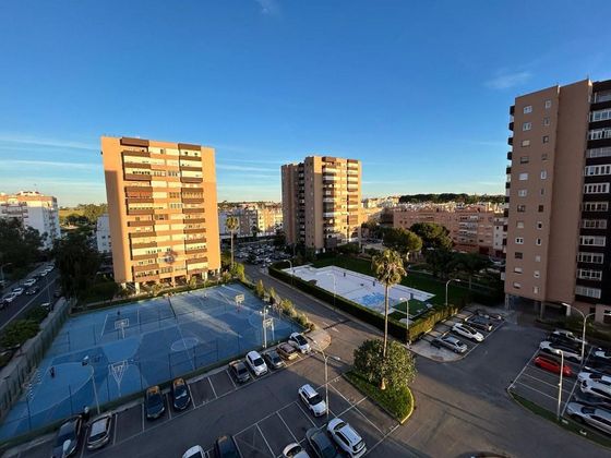 Foto 1 de Alquiler de piso en Montequinto de 3 habitaciones con piscina y garaje
