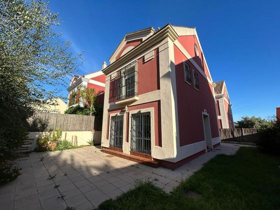 Foto 1 de Casa en lloguer a Montequinto de 5 habitacions amb jardí i aire acondicionat