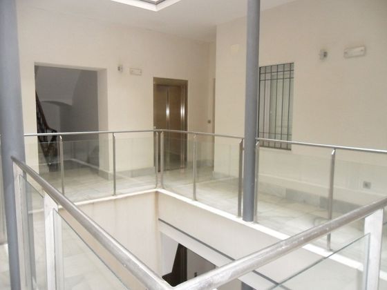 Foto 2 de Alquiler de piso en calle Cardenal Spinola de 2 habitaciones con aire acondicionado y ascensor