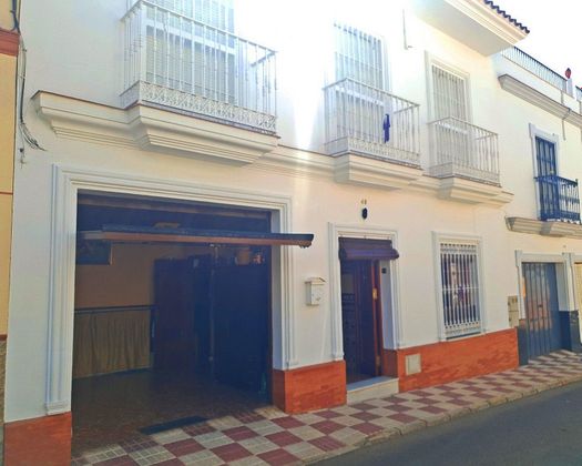 Foto 1 de Casa adossada en venda a Alcalá del Río de 5 habitacions amb terrassa i balcó