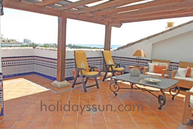 Foto 1 de Alquiler de ático en Lomas de Marbella Club - Puente Romano de 4 habitaciones con terraza y piscina