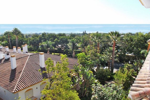 Foto 2 de Alquiler de ático en Lomas de Marbella Club - Puente Romano de 4 habitaciones con terraza y piscina