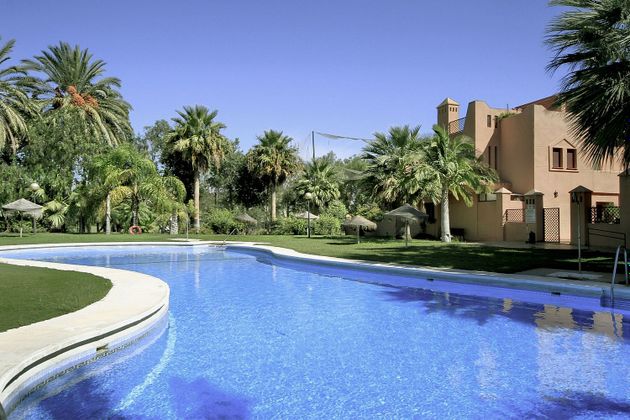 Foto 1 de Casa adossada en venda a calle Rector Juan de Dios López González de 4 habitacions amb terrassa i piscina