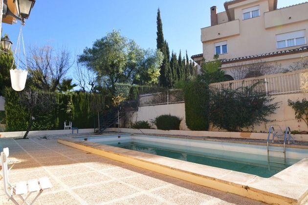 Foto 1 de Xalet en venda a Zubia (La) de 6 habitacions amb terrassa i piscina