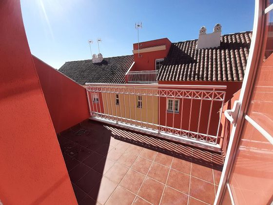 Foto 2 de Casa adossada en venda a calle De Los Talleres de 4 habitacions amb terrassa i balcó