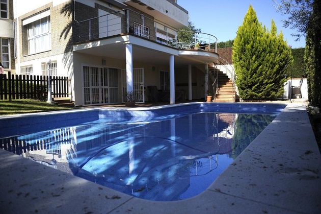 Foto 2 de Venta de chalet en Camas de 6 habitaciones con terraza y piscina