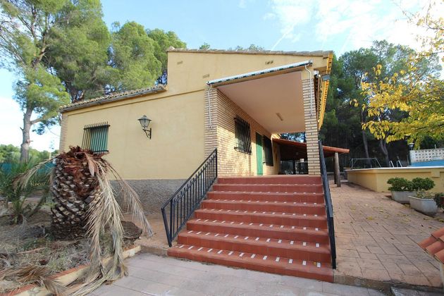 Foto 2 de Venta de chalet en Los Pinares-La Masía de 3 habitaciones con terraza y piscina