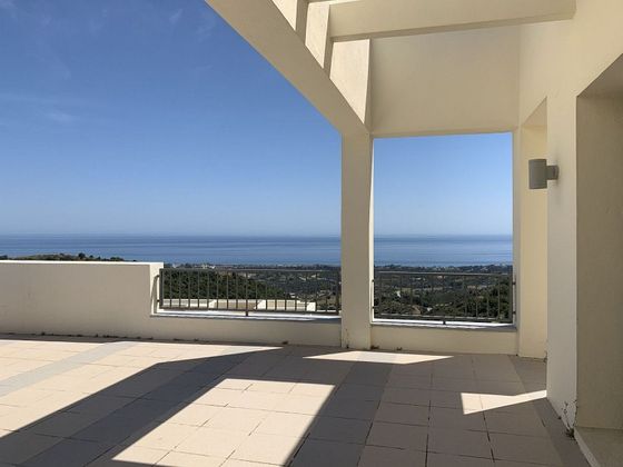 Foto 2 de Ático en venta en Los Monteros - Bahía de Marbella de 3 habitaciones con terraza y piscina